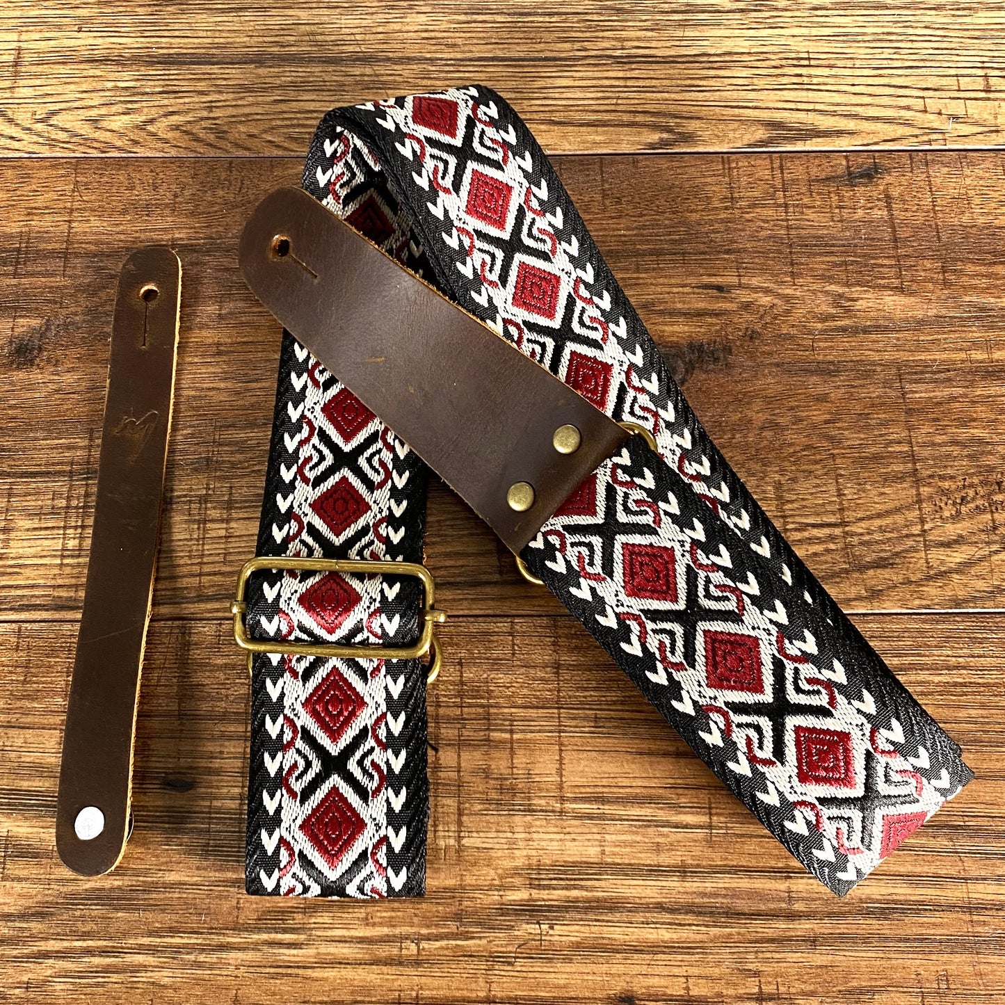 Musily Modern Guitar Strap Burgundy Castle X004GSEUK9 Picks Locks & Headstock Tie
