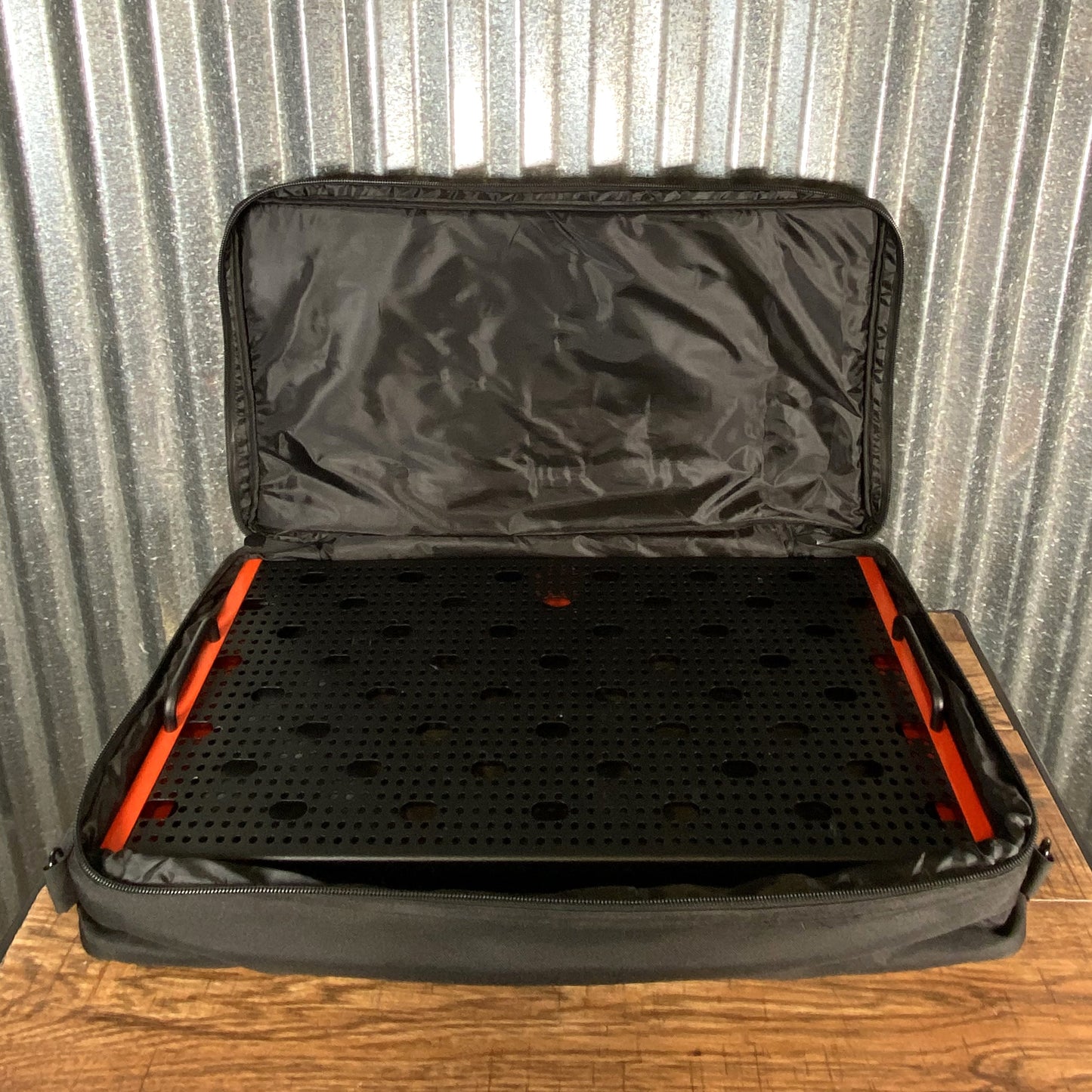 Temple Audio Design Duo 24 Red Guitar Bass Effect Pedalboard PowerCON & Bag Used