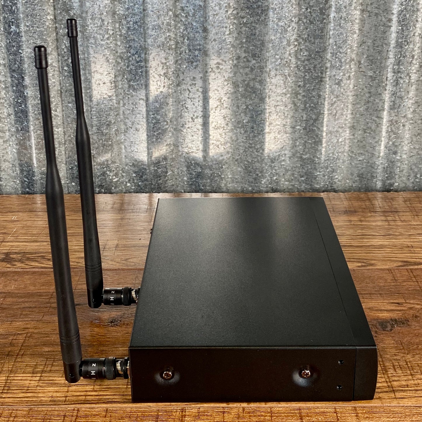 CAD Audio WX3000 UHF Wireless Cardioid Dynamic Handheld Microphone System D90 Demo