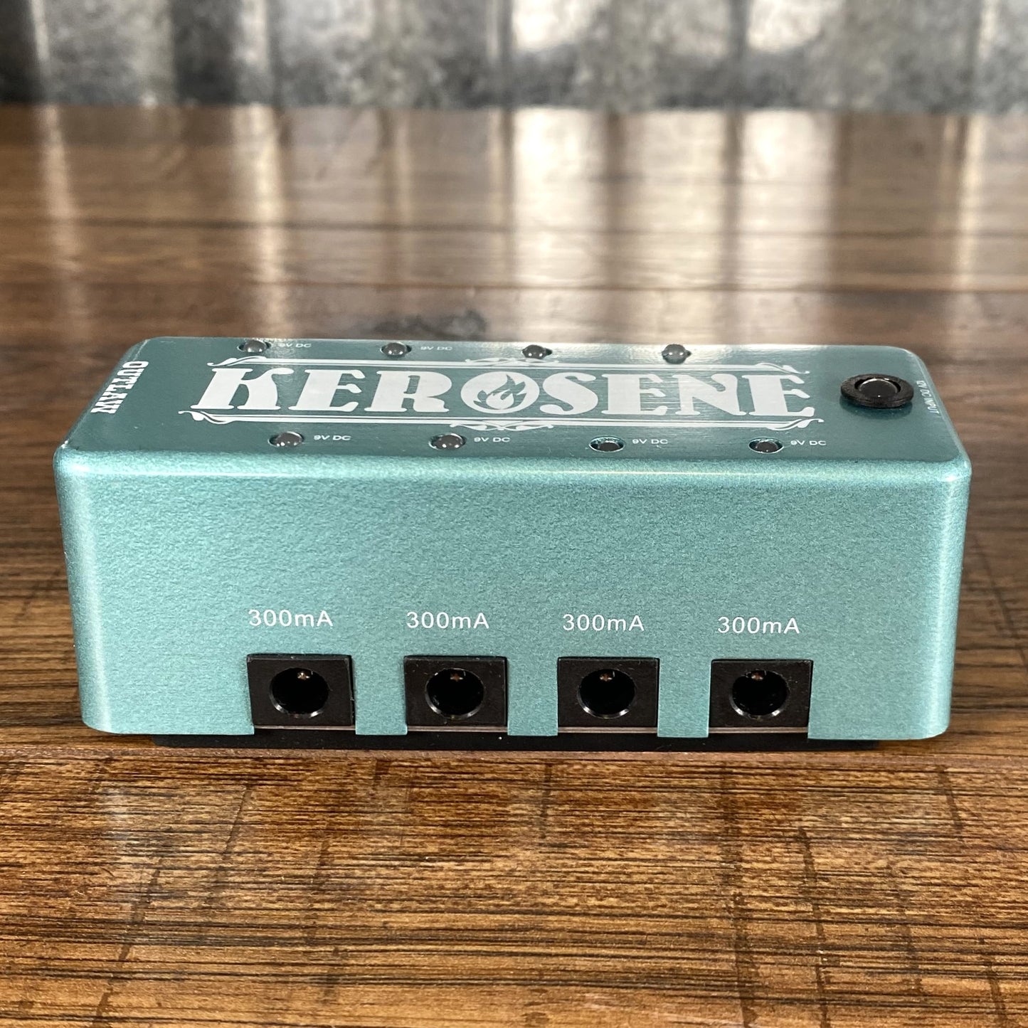 Outlaw Effects Kerosene Mini Pedalboard Power Supply & Cables Guitar Effect Pedal