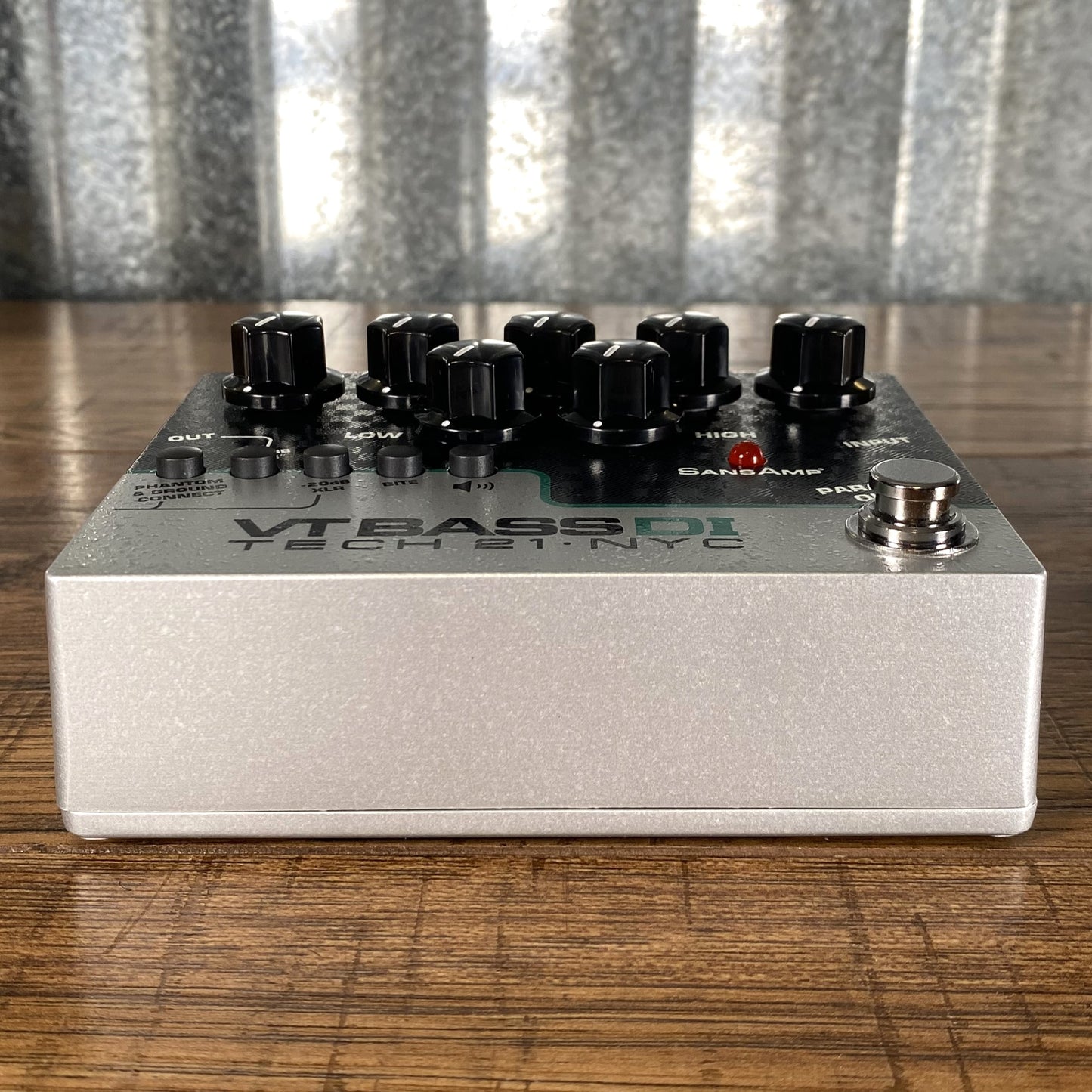 Tech 21 NYC SansAmp Character Series VT Bass Preamp DI Effect Pedal CS-VTB-DI