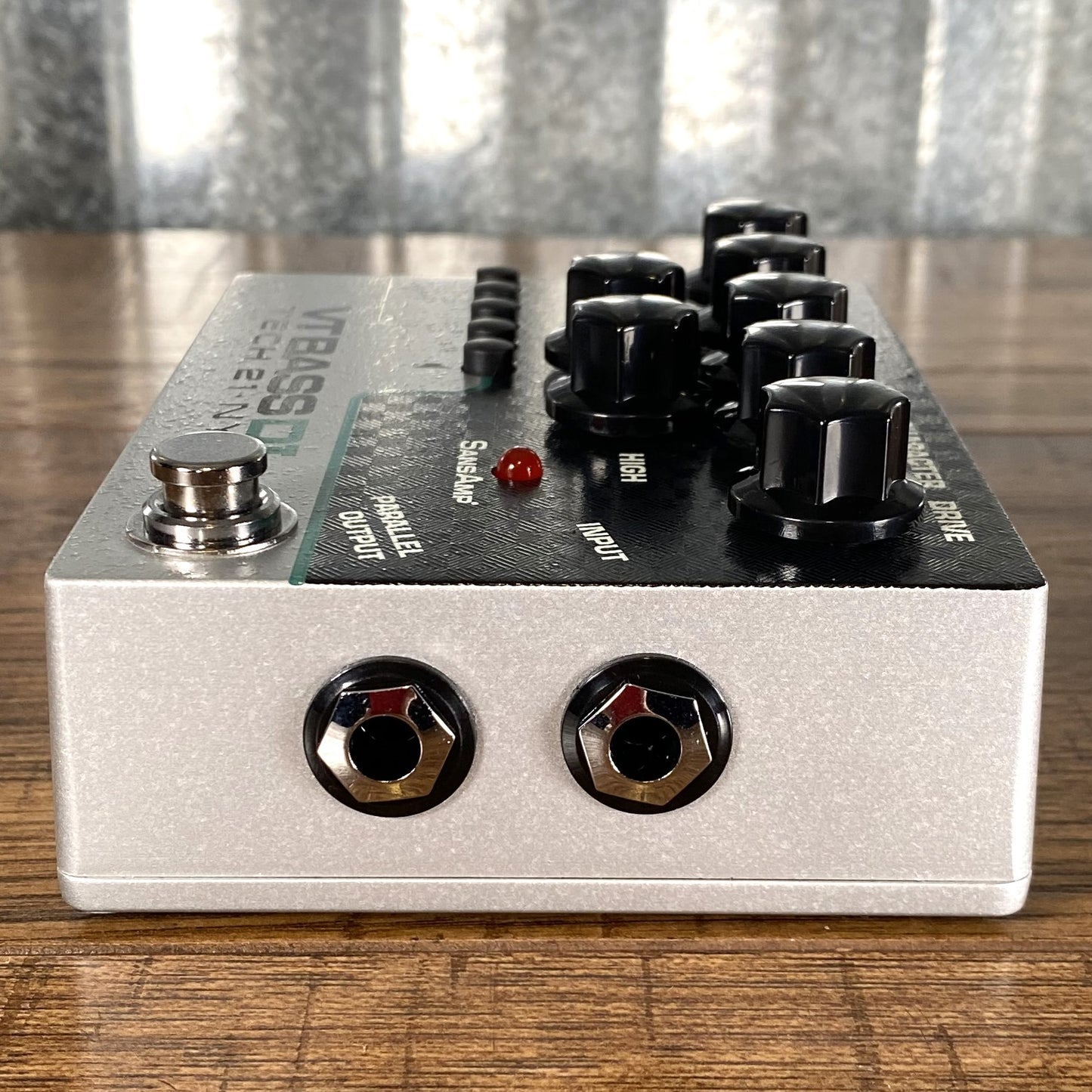 Tech 21 NYC SansAmp Character Series VT Bass Preamp DI Effect Pedal CS-VTB-DI