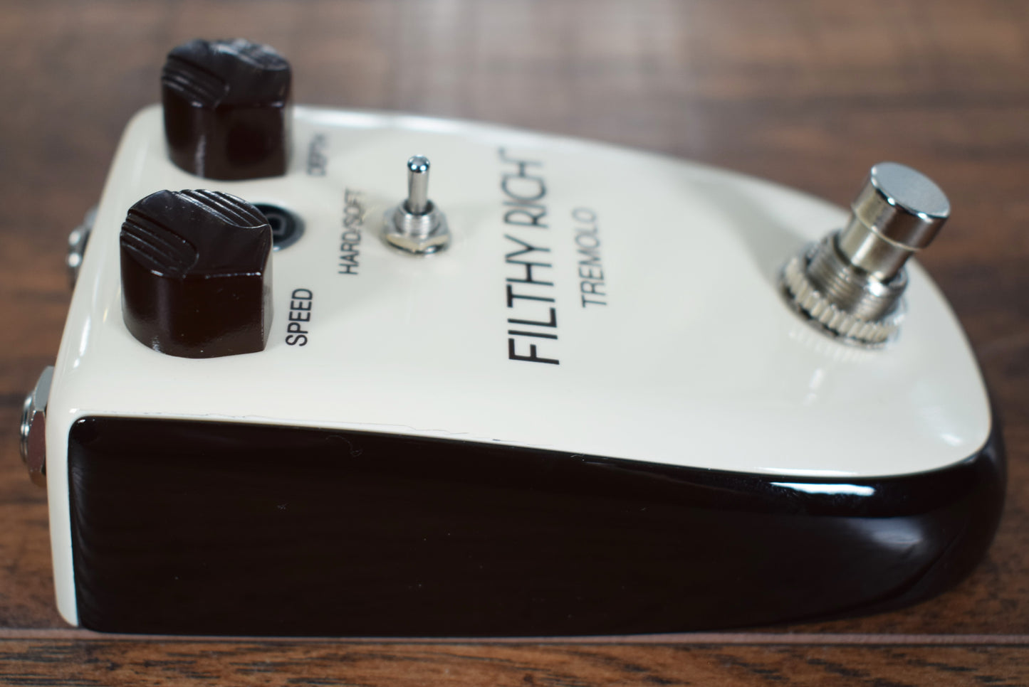 Danelectro Billionaire BT-1 Filthy Rich Tremolo Guitar Effect Pedal Demo #1