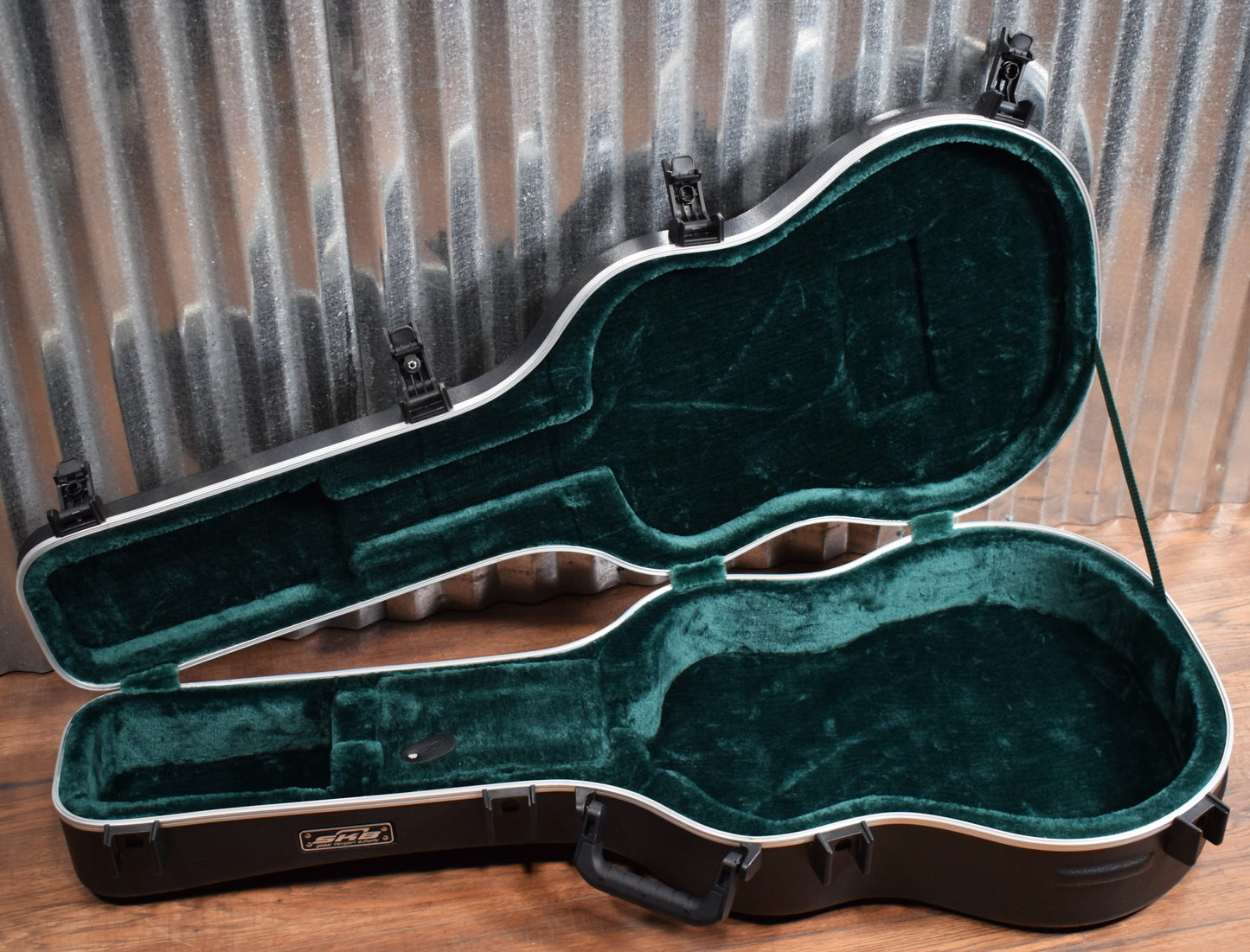 SKB 1SKB-18 Acoustic Dreadnought Deluxe Guitar Case Demo