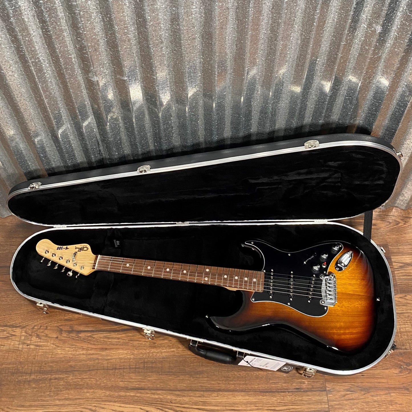 TKL Cases VTR-530SR Vectra 3.2 Form-Fit Strat® Right-Hand Pro-Form USA Molded Guitar Case