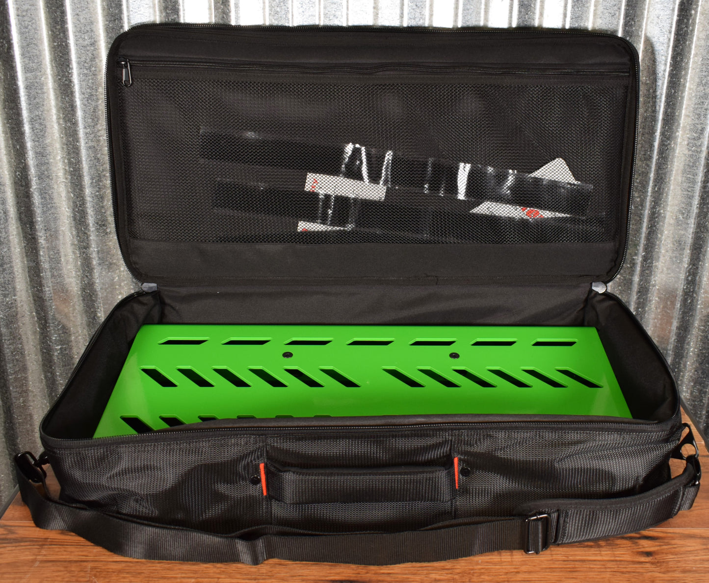 Gator GPB-BAK-GR Aluminum Guitar Effect Pedalboard & Bag Screamer Green