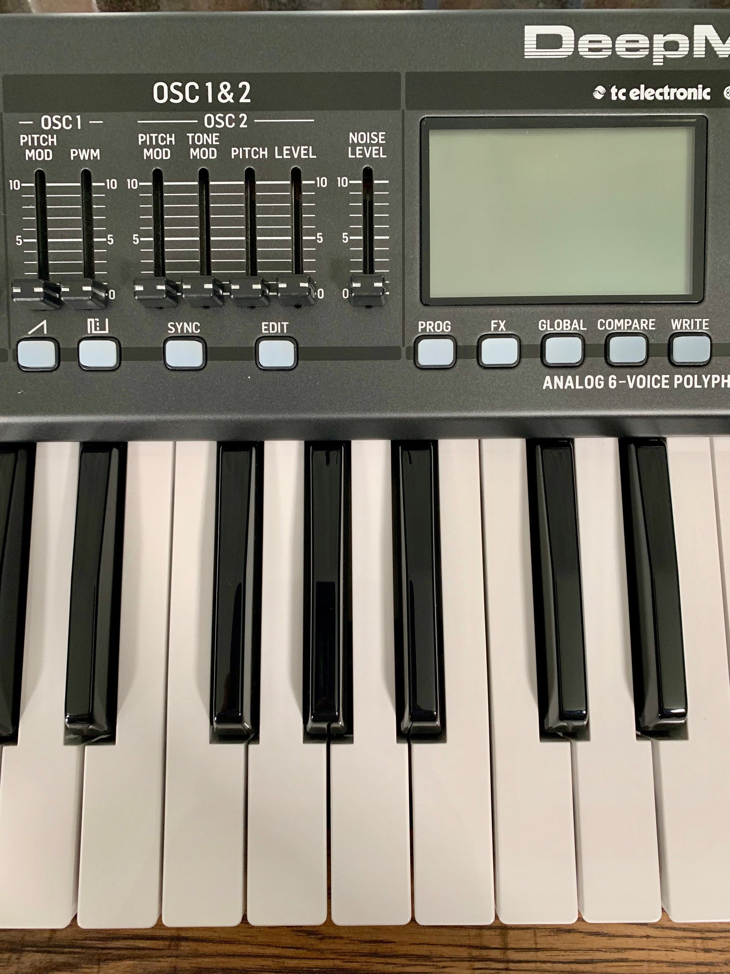 Behringer Deepmind 6 Voice Polyphonic Keyboard Synthesizer