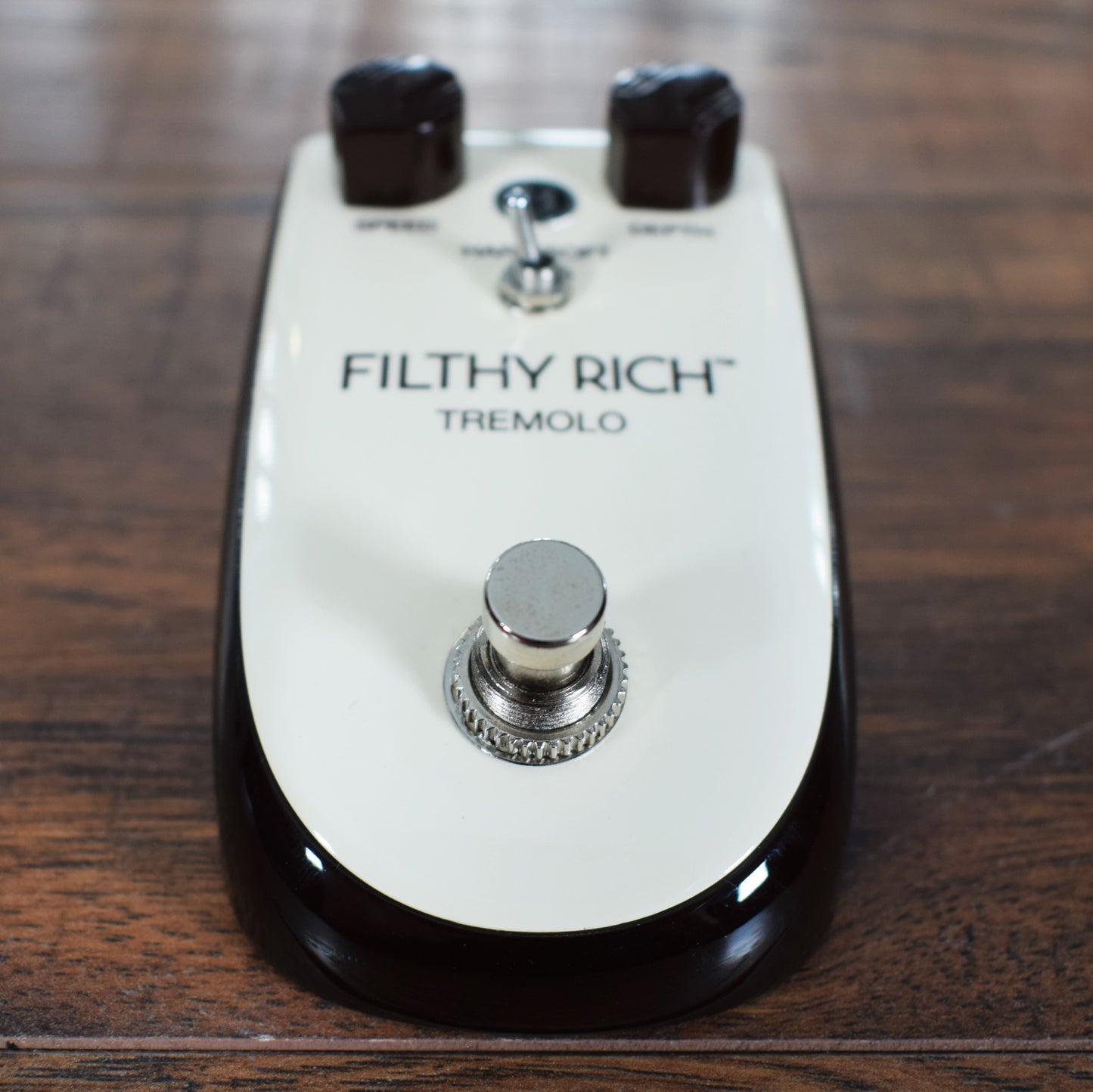 Danelectro Billionaire BT-1 Filthy Rich Tremolo Guitar Effect Pedal Demo #1