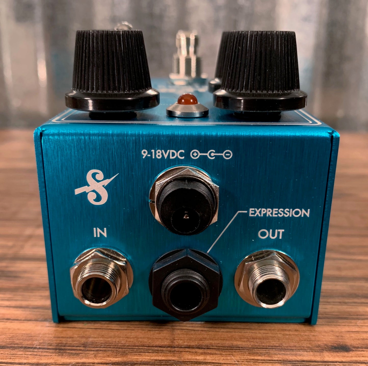 Supro USA 1310 Tremolo Tube Emulated Guitar Effect Pedal Demo