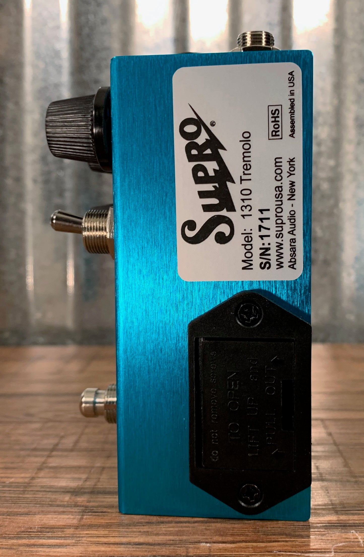 Supro USA 1310 Tremolo Tube Emulated Guitar Effect Pedal Demo