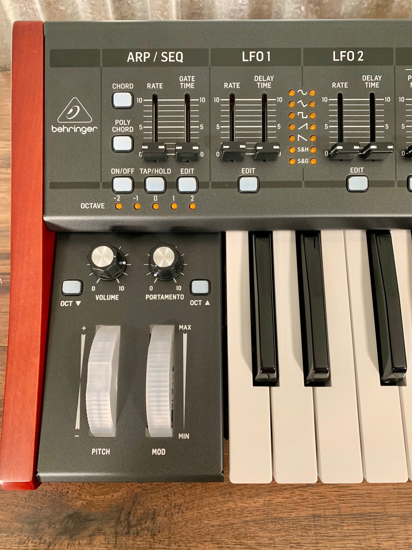 Behringer Deepmind 12 Voice Polyphonic Keyboard Synthesizer Demo