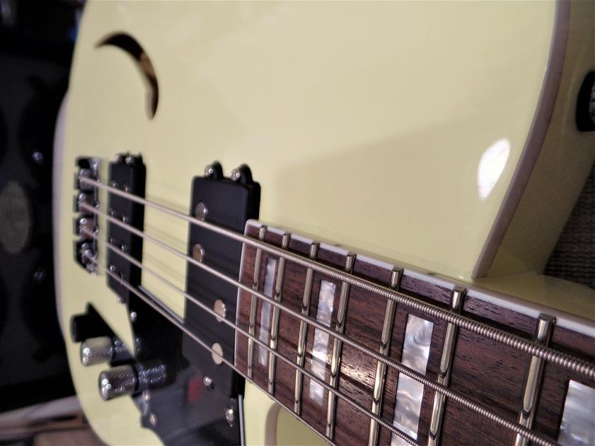 Reverend Guitars Dub King 4 String Semi Hollow Bass Guitar Cream & Case
