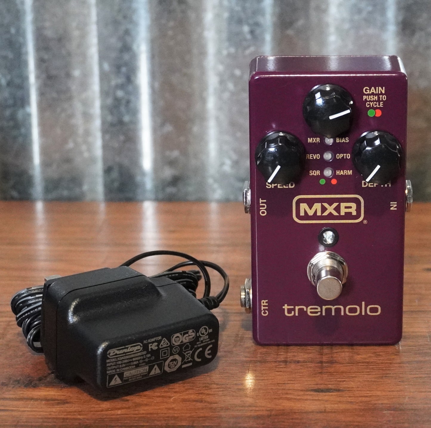 Dunlop MXR M305 Tremolo Guitar Effect Pedal Demo