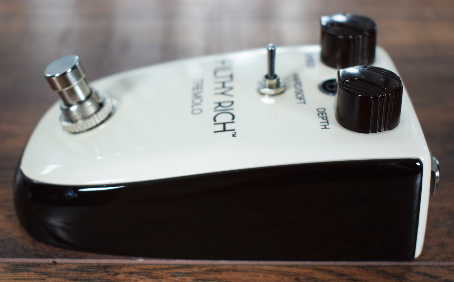 Danelectro Billionaire BT-1 Filthy Rich Tremolo Guitar Effect Pedal Demo #1
