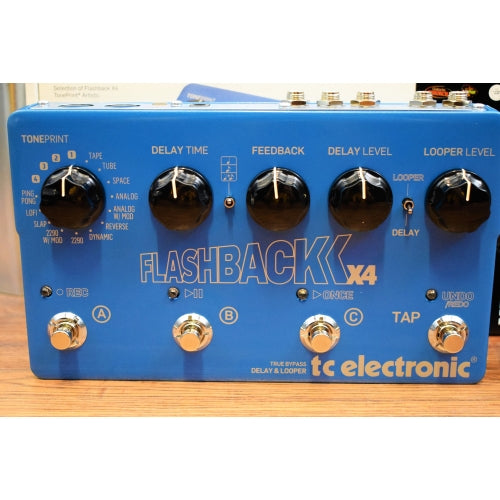 TC Electronic Flashback X4 Delay Looper Guitar Bass Effect Pedal & AC Adapter