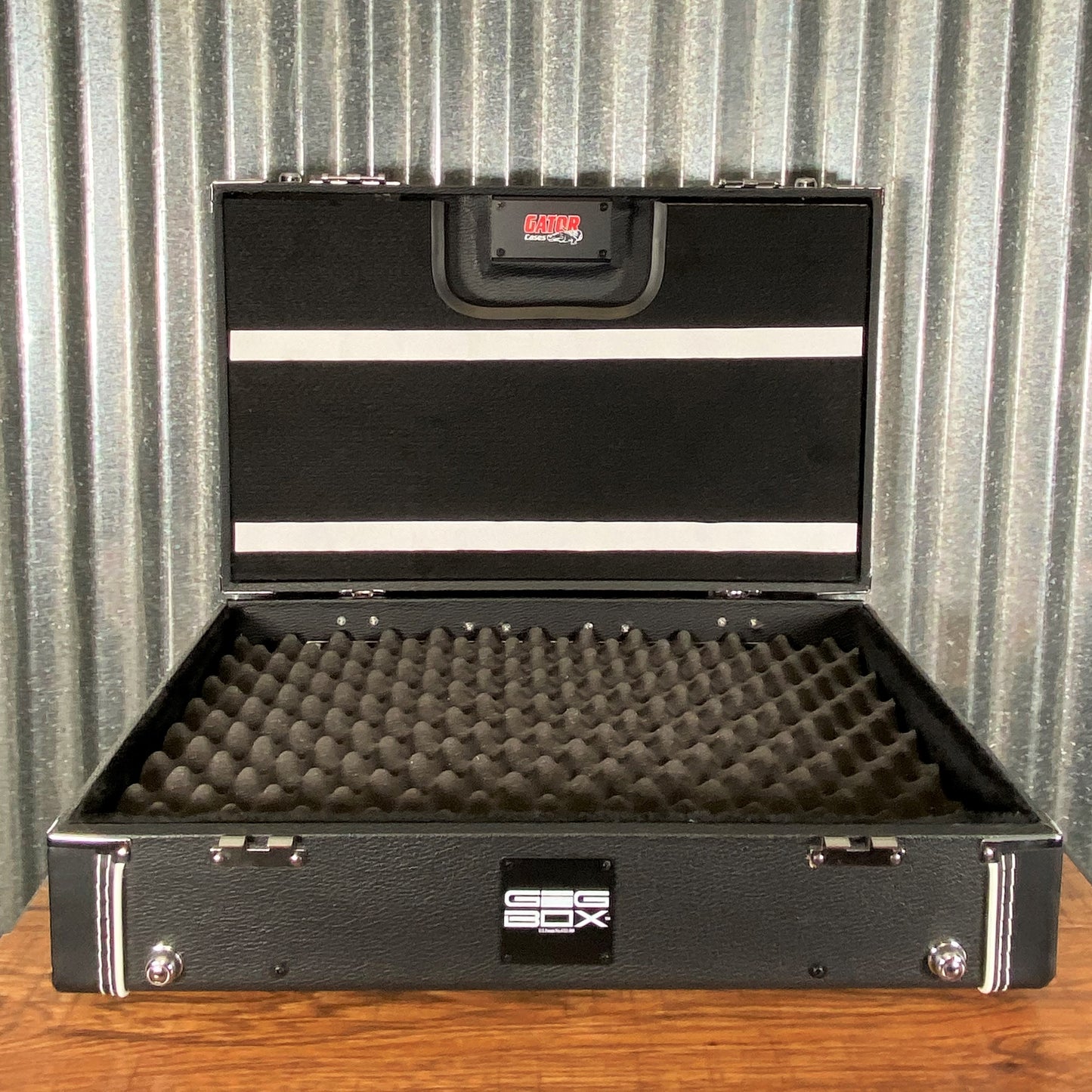 Gator GW-GIGBOXJRPWR G-Bus 8 Powered Wood Guitar Effect Pedalboard with Case & Stand