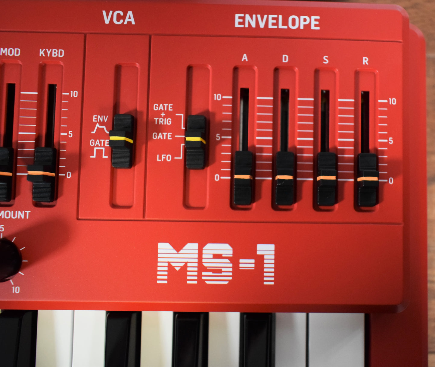 Behringer MS-1-RD 32 Key Analog Synthesizer Red Demo