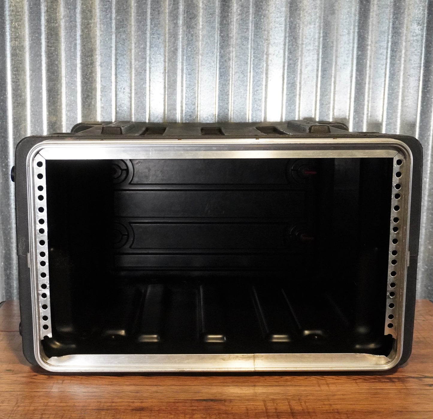 SKB 8U Roto Rack 1SKB-R8U 8 Space Guitar & Bass Amplifier/Effects Rack ABS Case Used