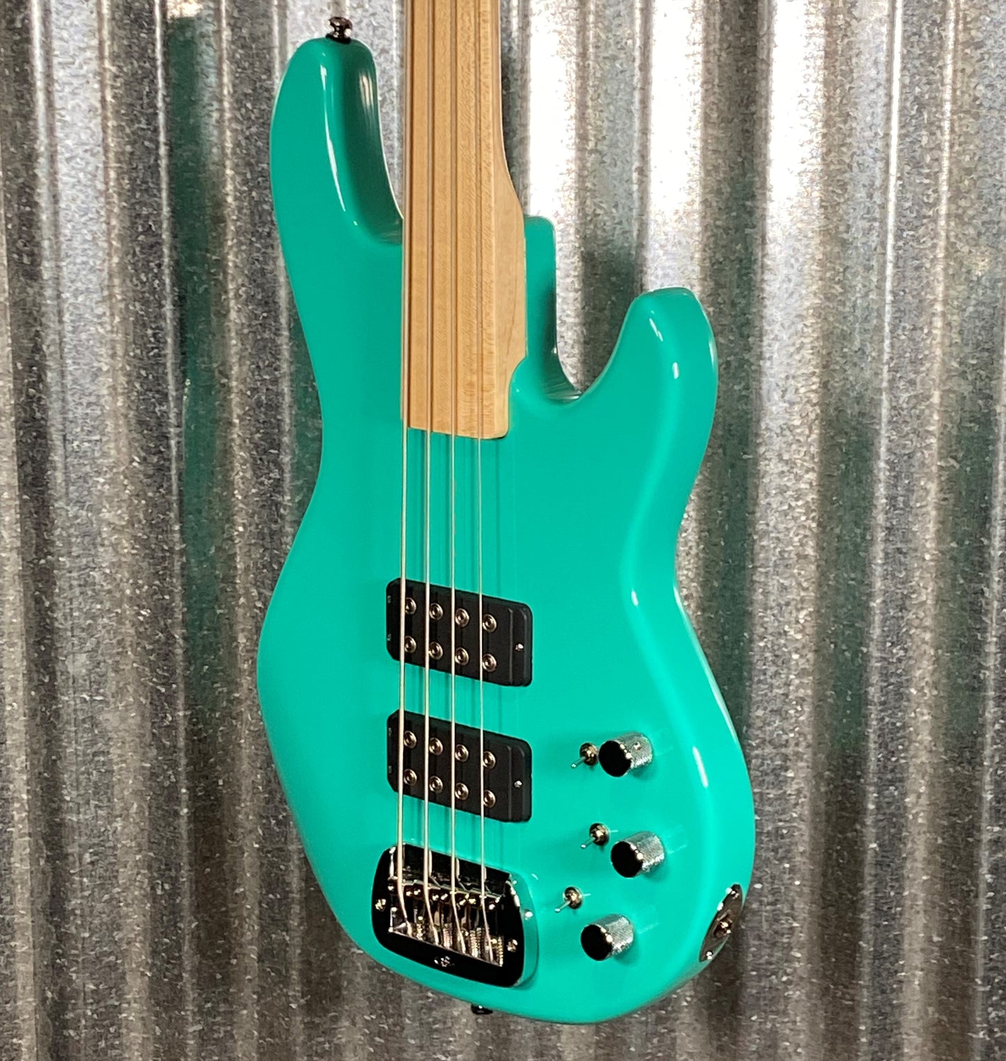 G&L USA L-2000 Fretless 4 String Bass Belair Green & Case #1068 Demo