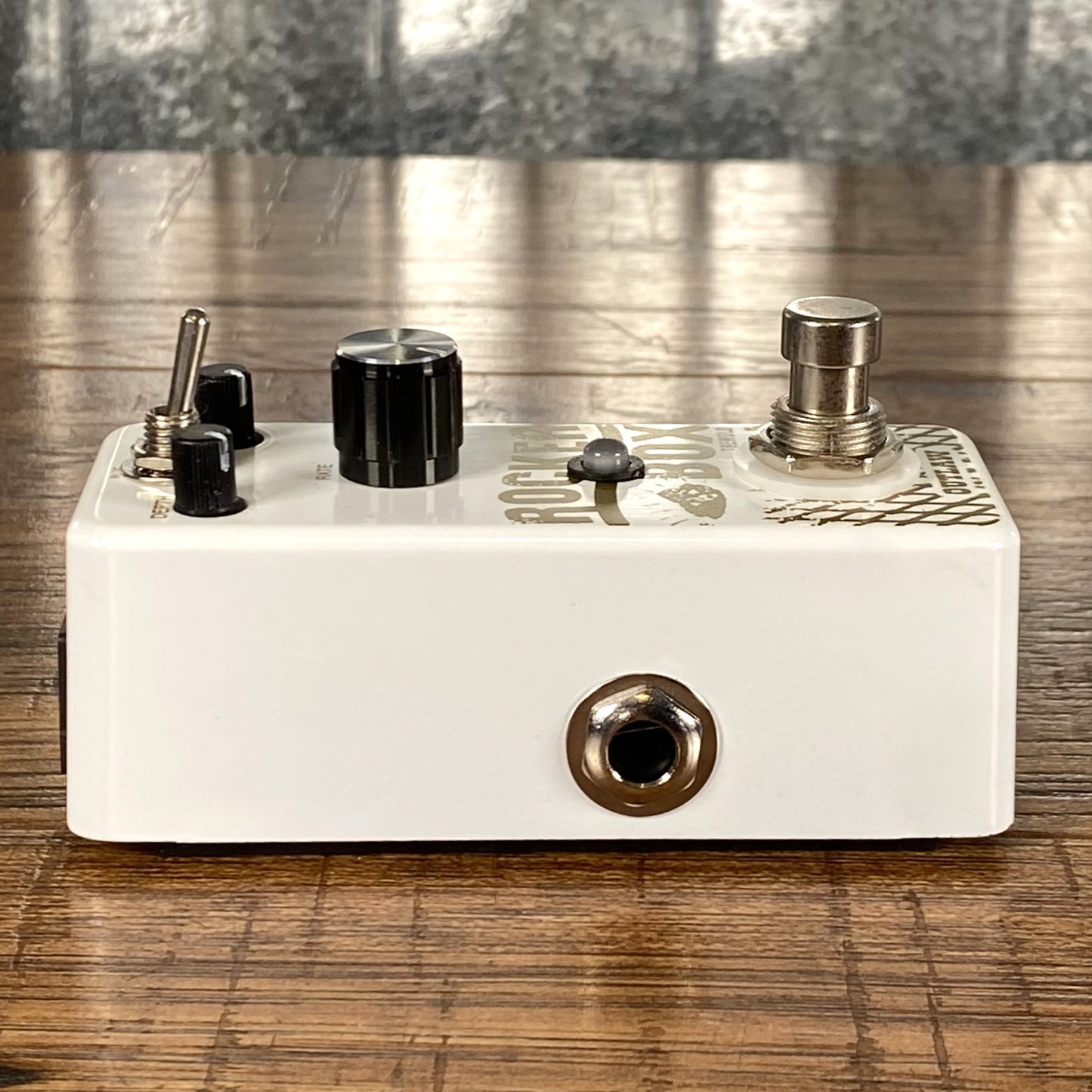 Outlaw Effects Rocker Box Tremolo Guitar Effect Pedal Demo