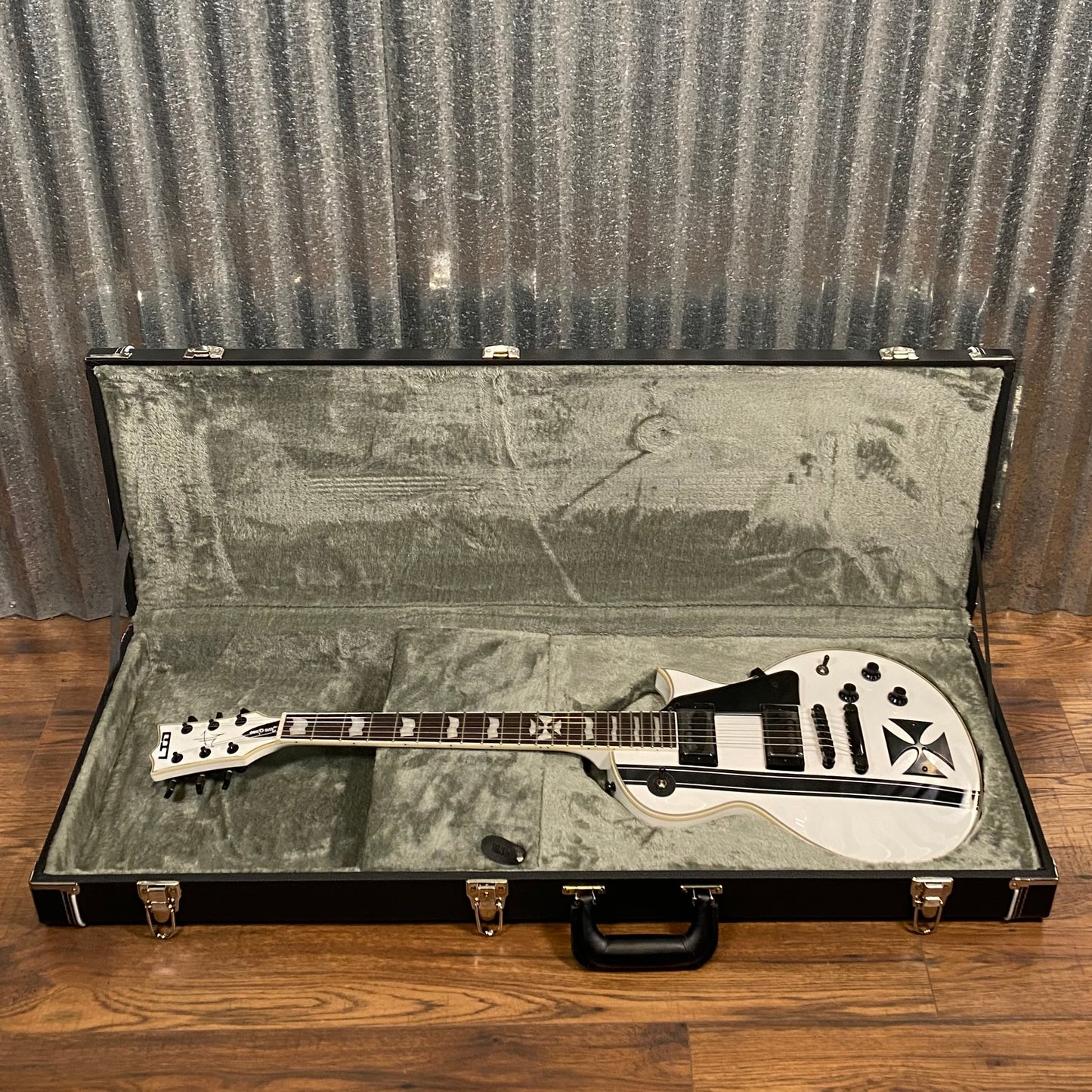 ESP LTD Iron Cross James Hetfield Snow White Guitar & Case LIRONCROSSSW # 0507 Used
