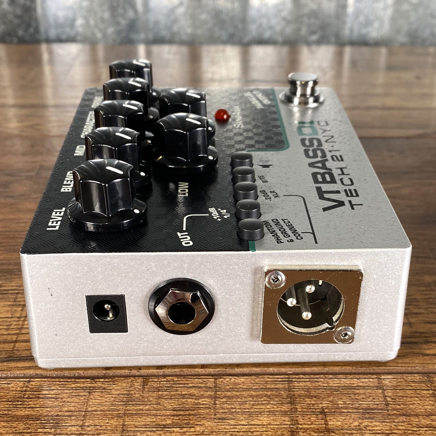 Tech 21 NYC SansAmp Character Series VT Bass Preamp DI Effect Pedal CS-VTB-DI