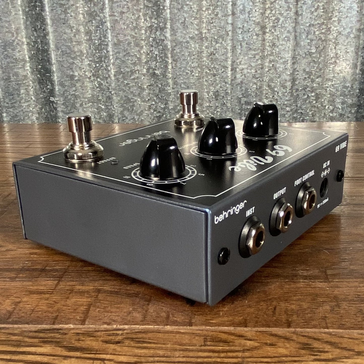 Behringer 69 Vibe Univibe Guitar Effect Pedal Used