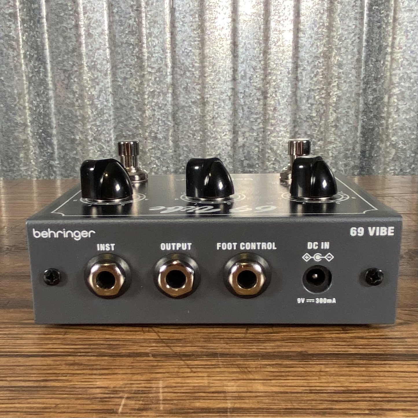 Behringer 69 Vibe Univibe Guitar Effect Pedal Used