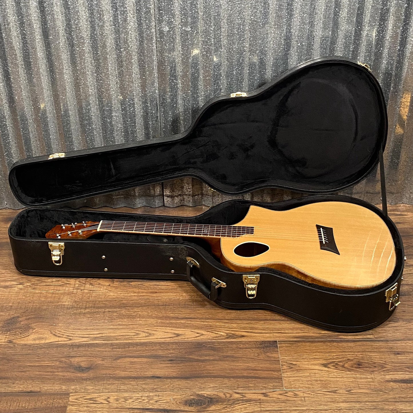 Michael Kelly MKTPE Triad Port Acoustic Electric Guitar & Case #0124 Used