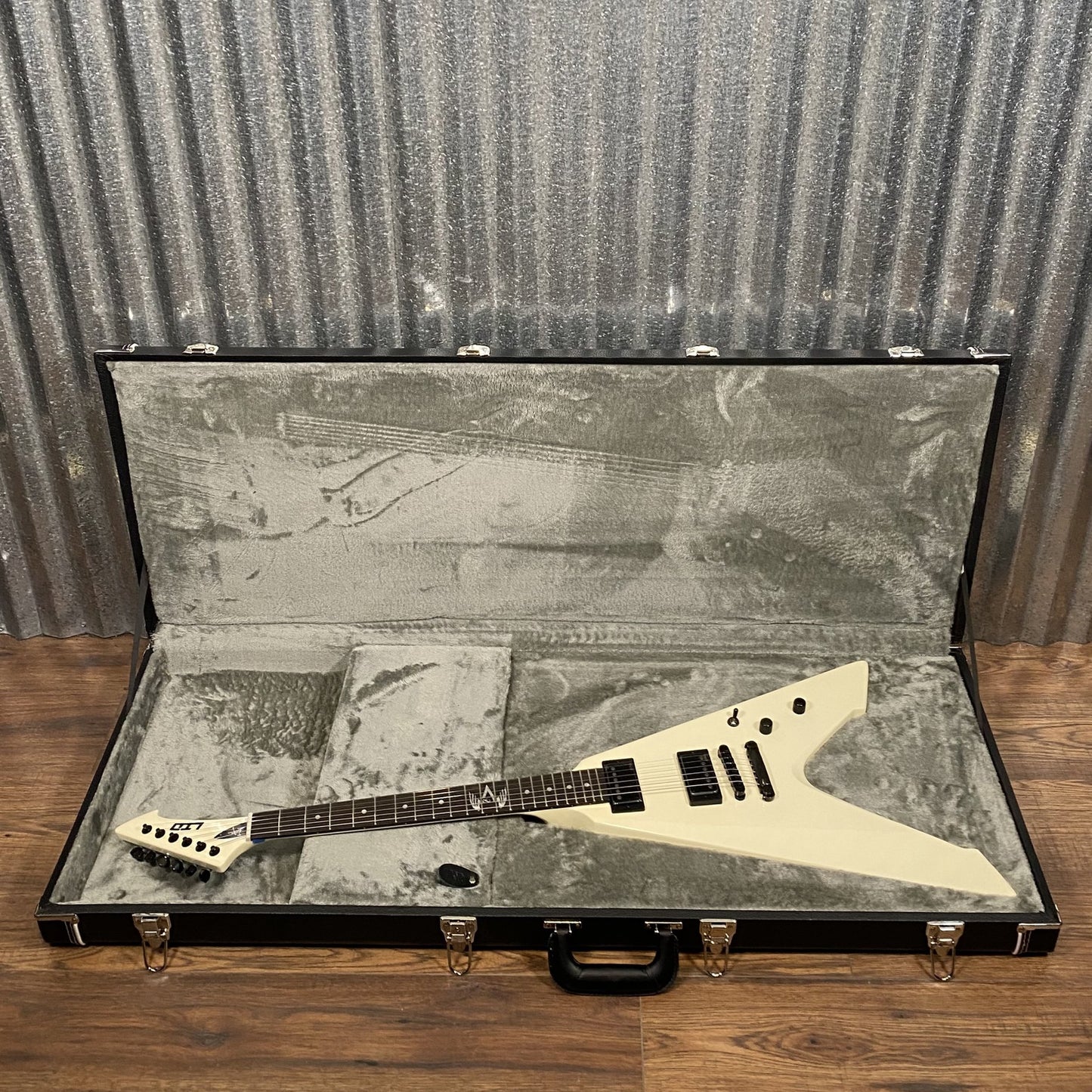 ESP LTD Vulture Jame Hetfield Olympic White Guitar & Case VULTUREOW #4698 Used