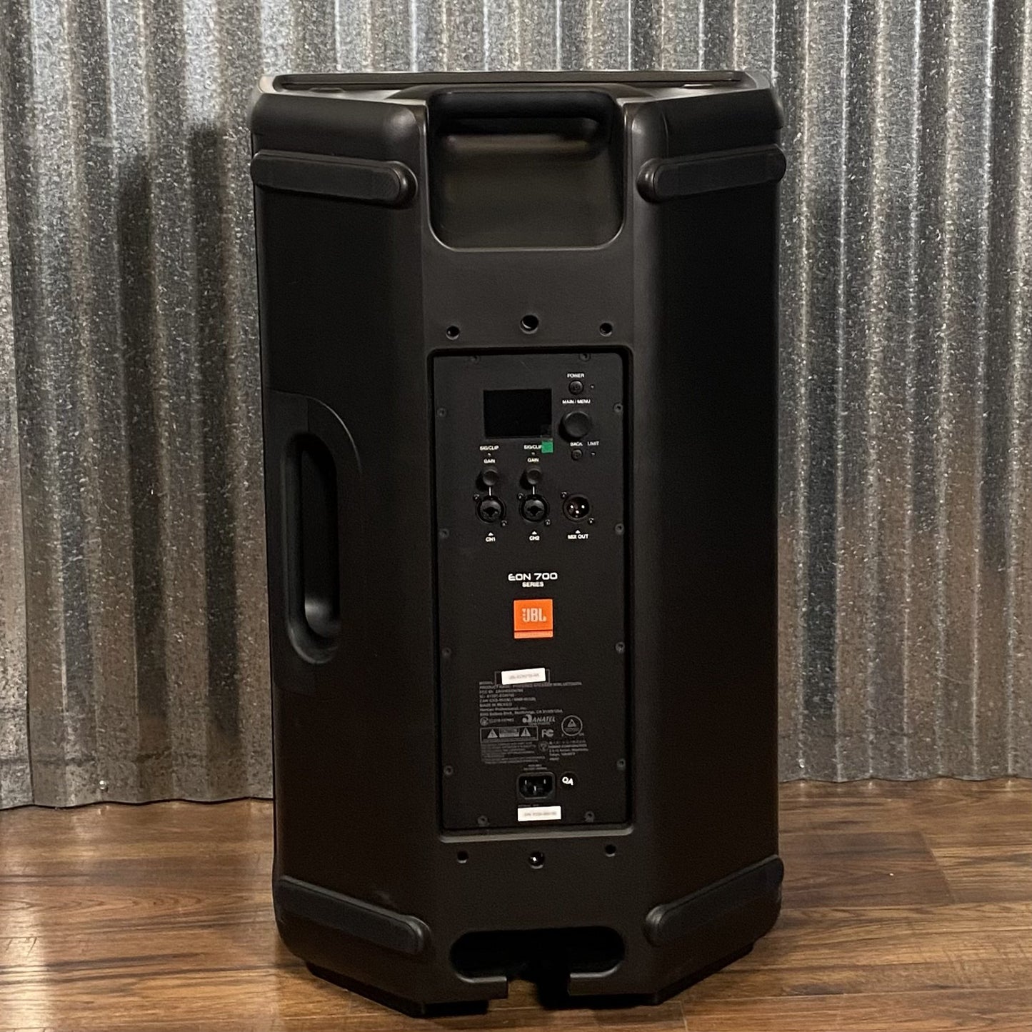 JBL EON715 15" 650 Watt Powered PA Speaker & Cover Used