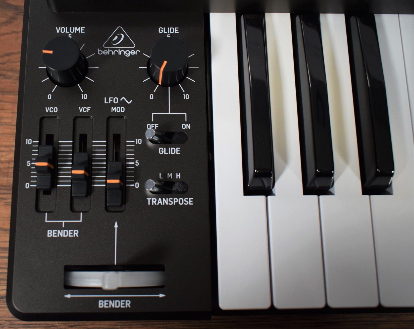 Behringer MS-1-BK 32 Key Analog Synthesizer Black Demo