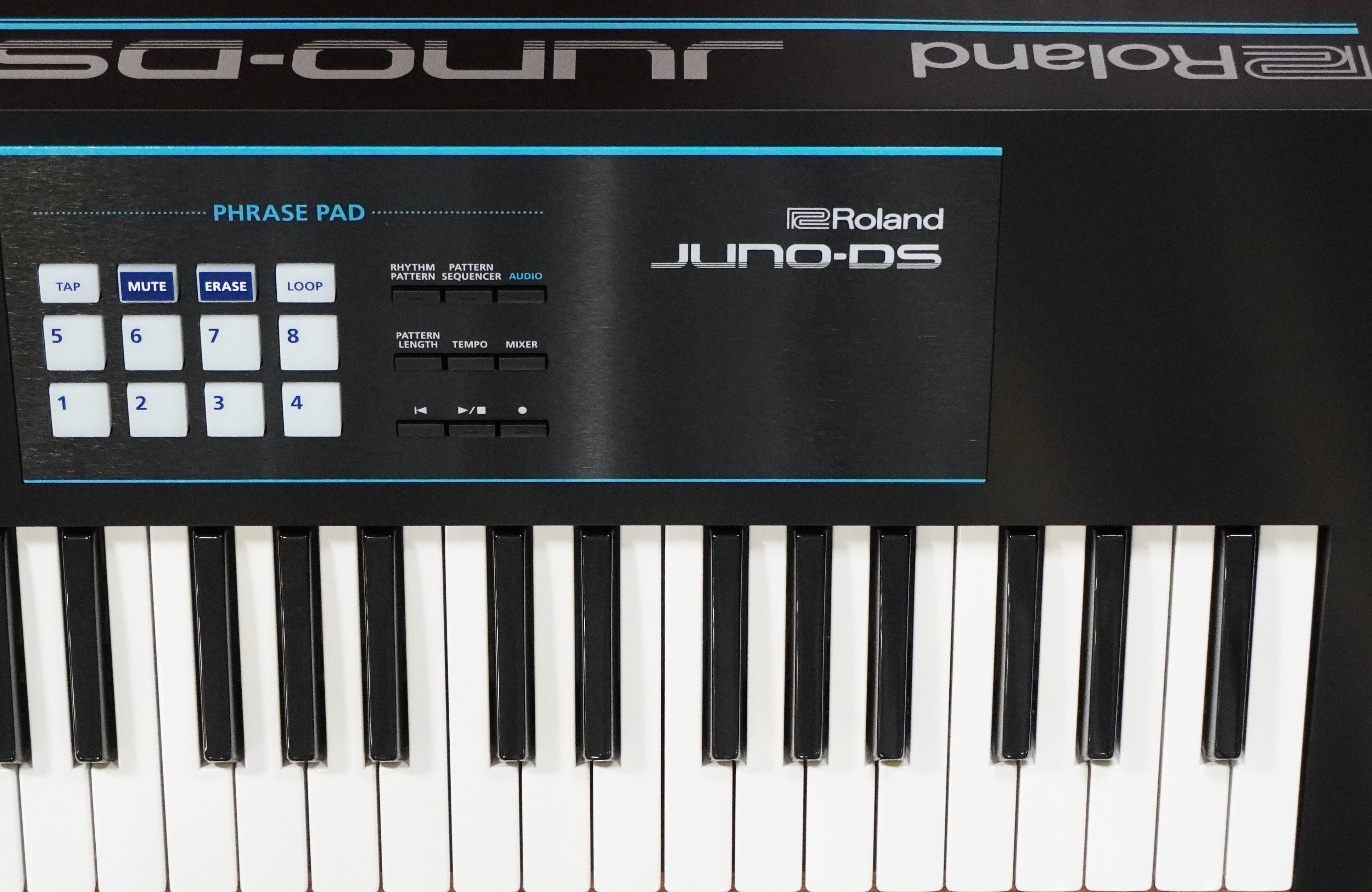 Roland JUNO-DS76 76 Key Synthesizer Keyboard – Specialty Traders