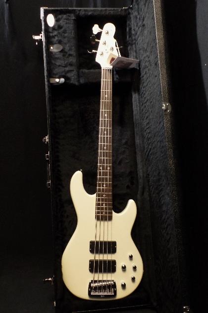 G&L USA M-2500 5 String Bass Pear White & Case NOS Blemish #0607