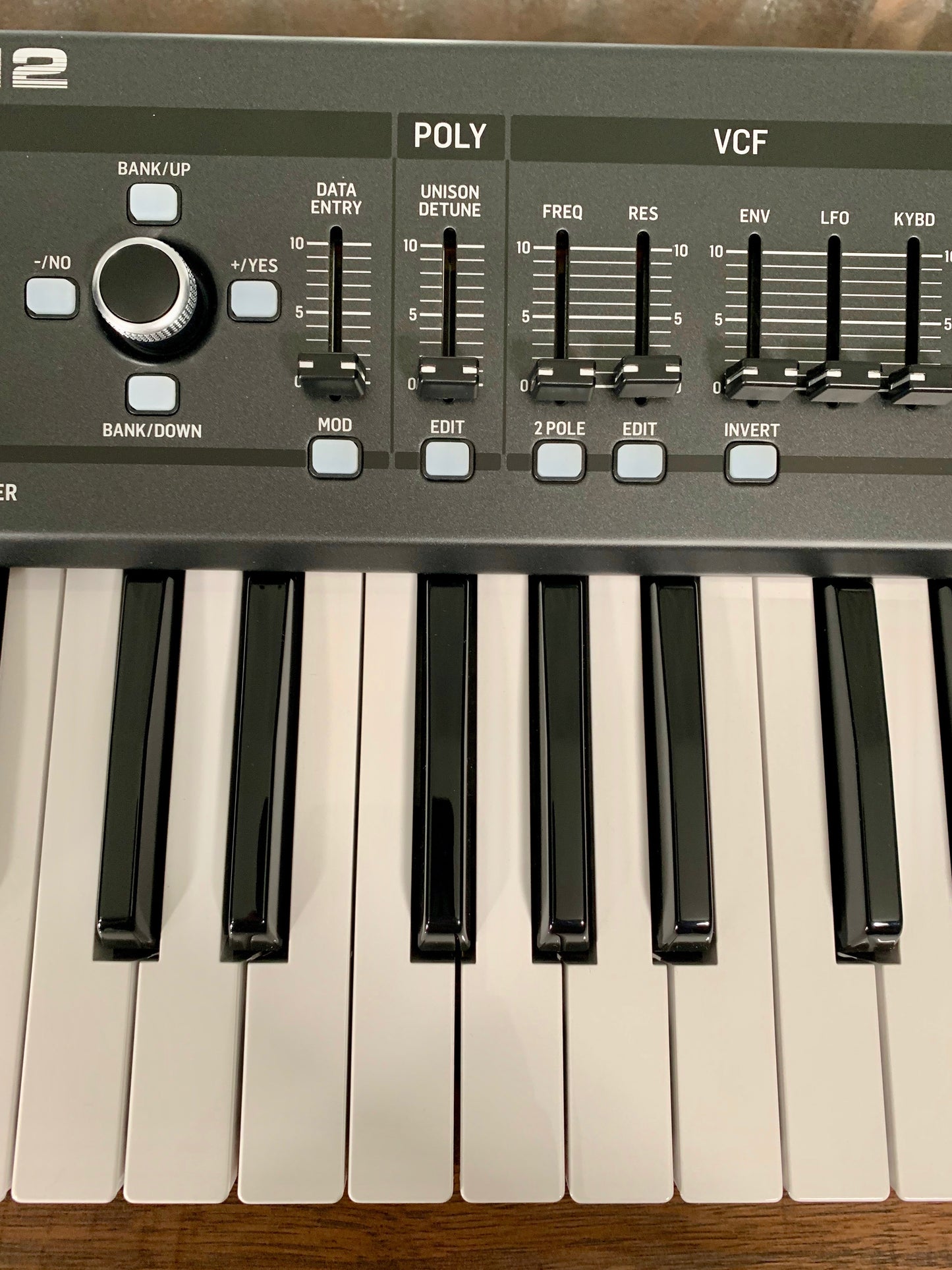 Behringer Deepmind 12 Voice Polyphonic Keyboard Synthesizer Demo