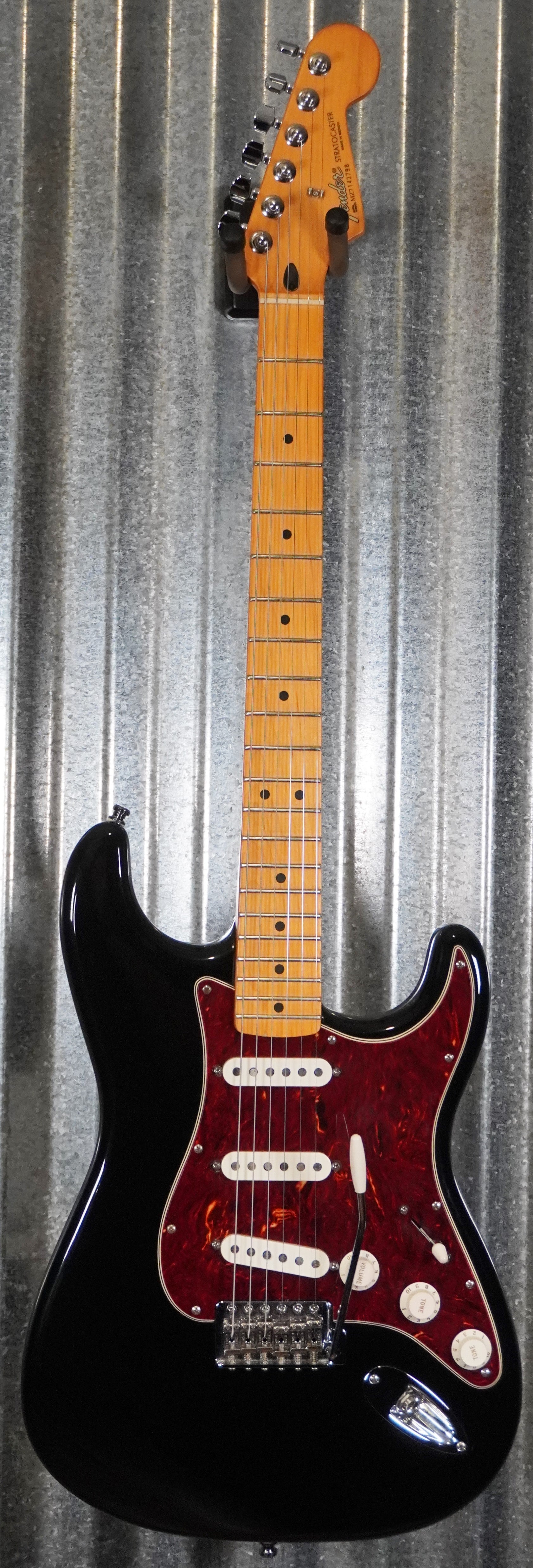 Fender MIM Deluxe Roadhouse Black Stratocaster Guitar & Case