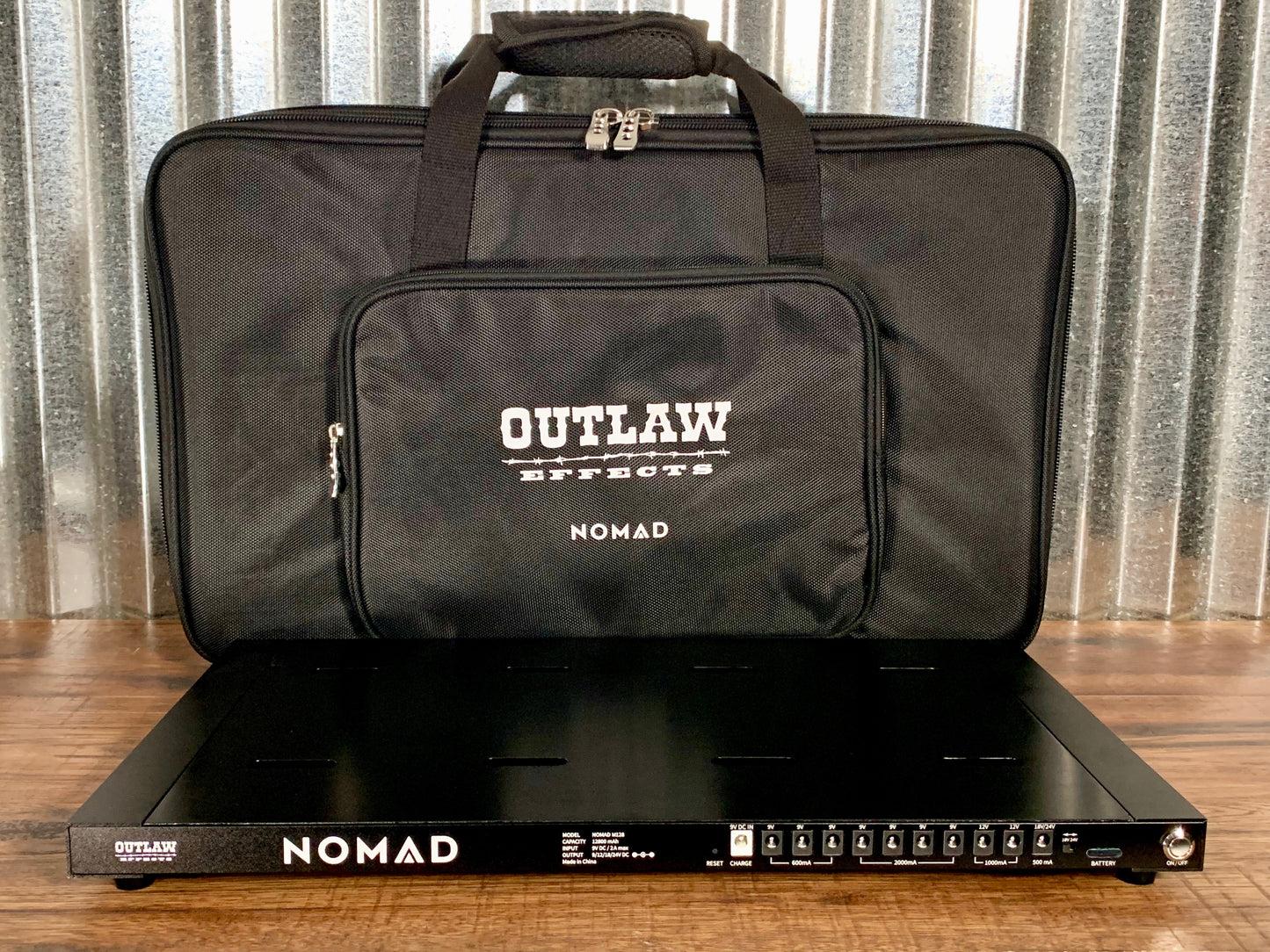 Outlaw Effects Nomad M128 Medium Rechargeable Battery Powered Pedalboard & Bag