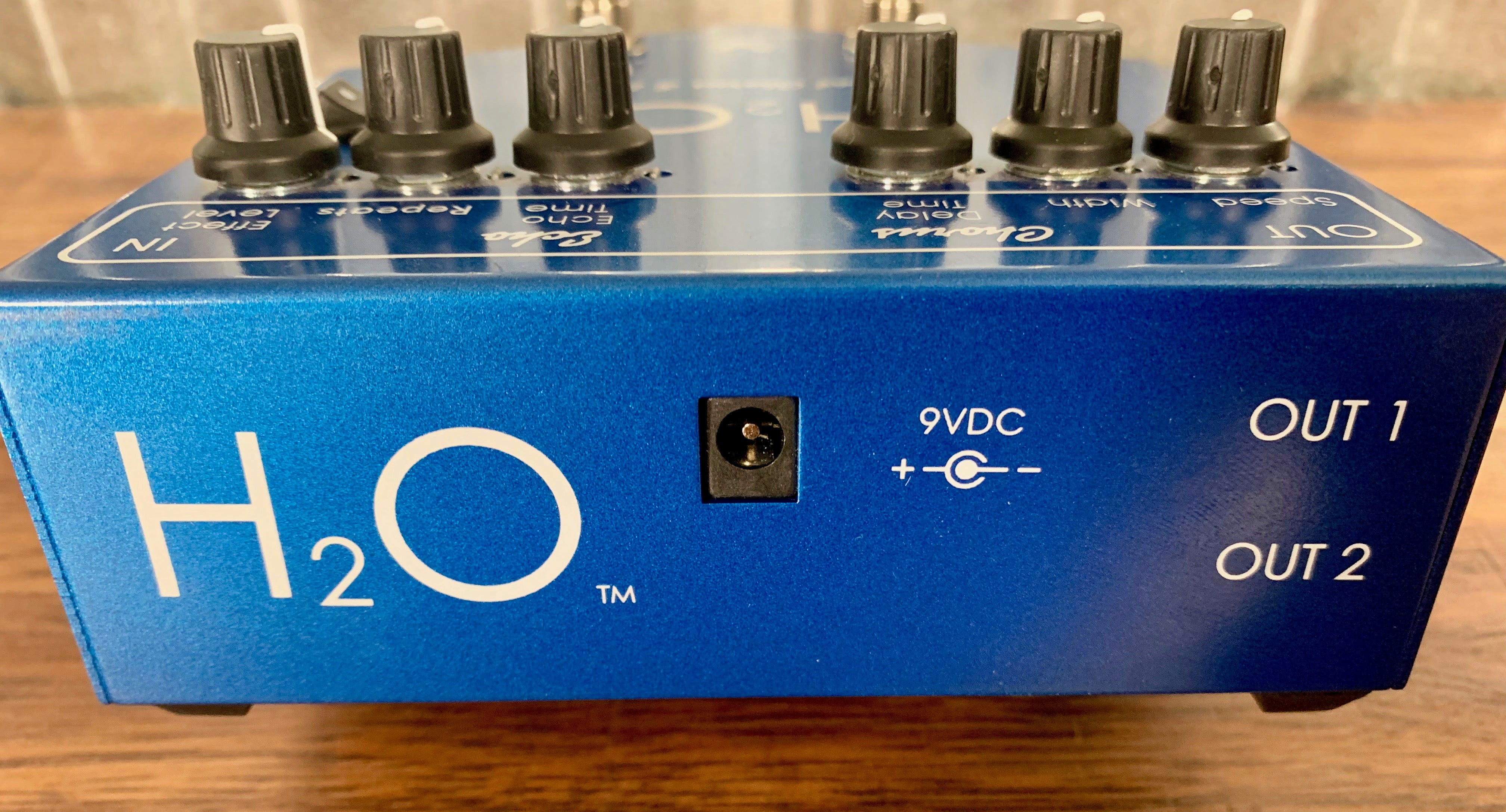 Visual Sound H2O V1 Liquid Chorus & Echo Guitar Effect Pedal Used –  Specialty Traders