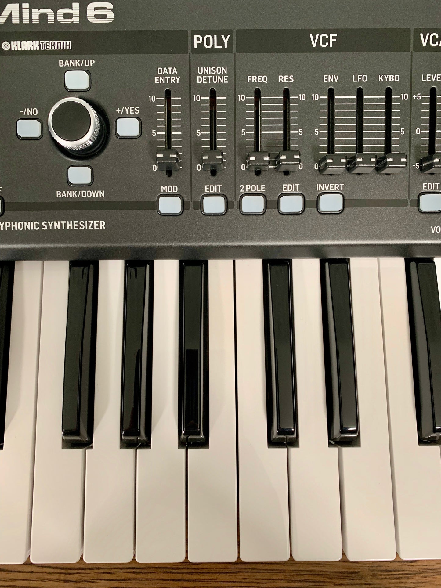 Behringer Deepmind 6 Voice Polyphonic Keyboard Synthesizer Demo