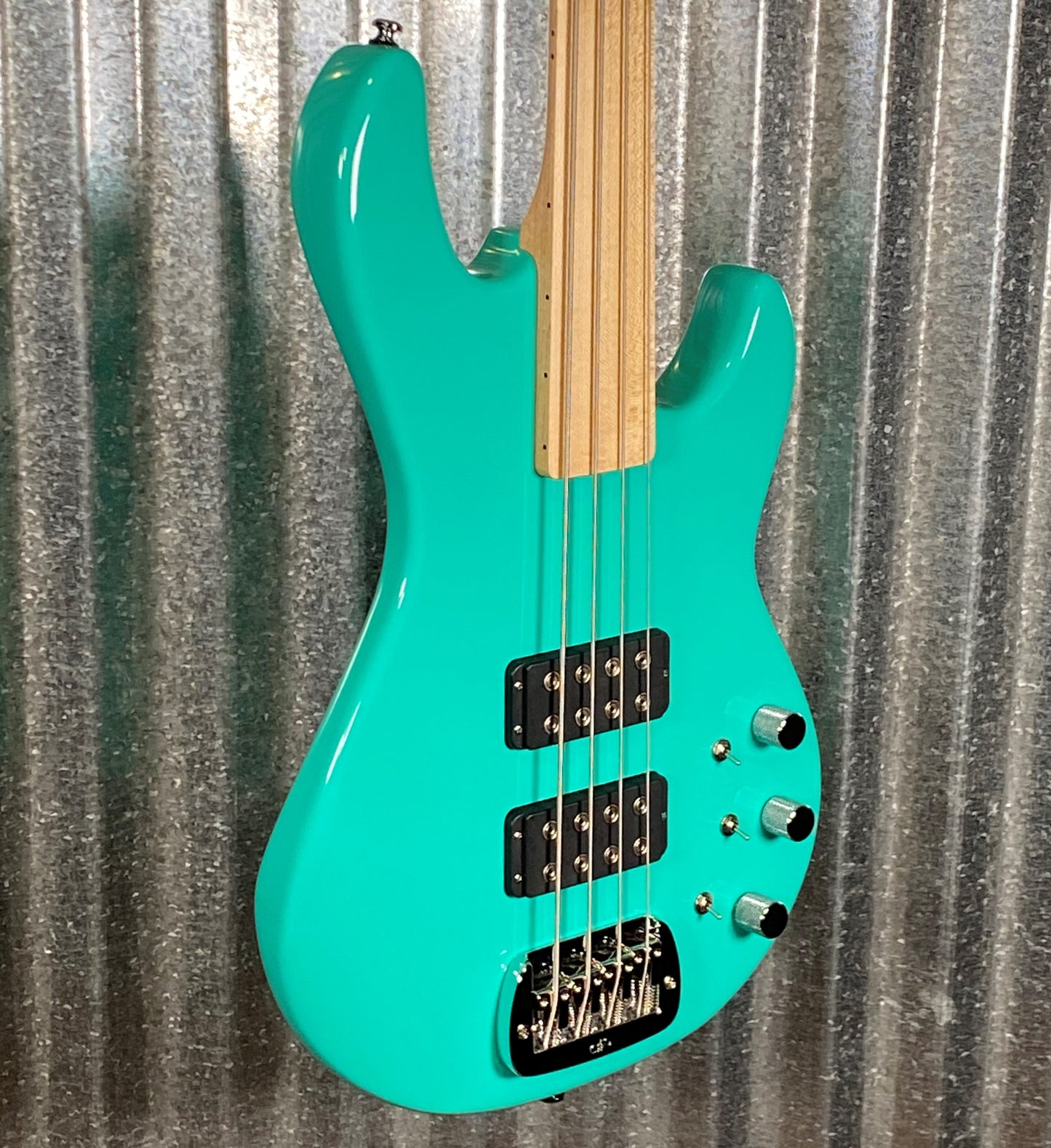 G&L USA L-2000 Fretless 4 String Bass Belair Green & Case #1068 Demo