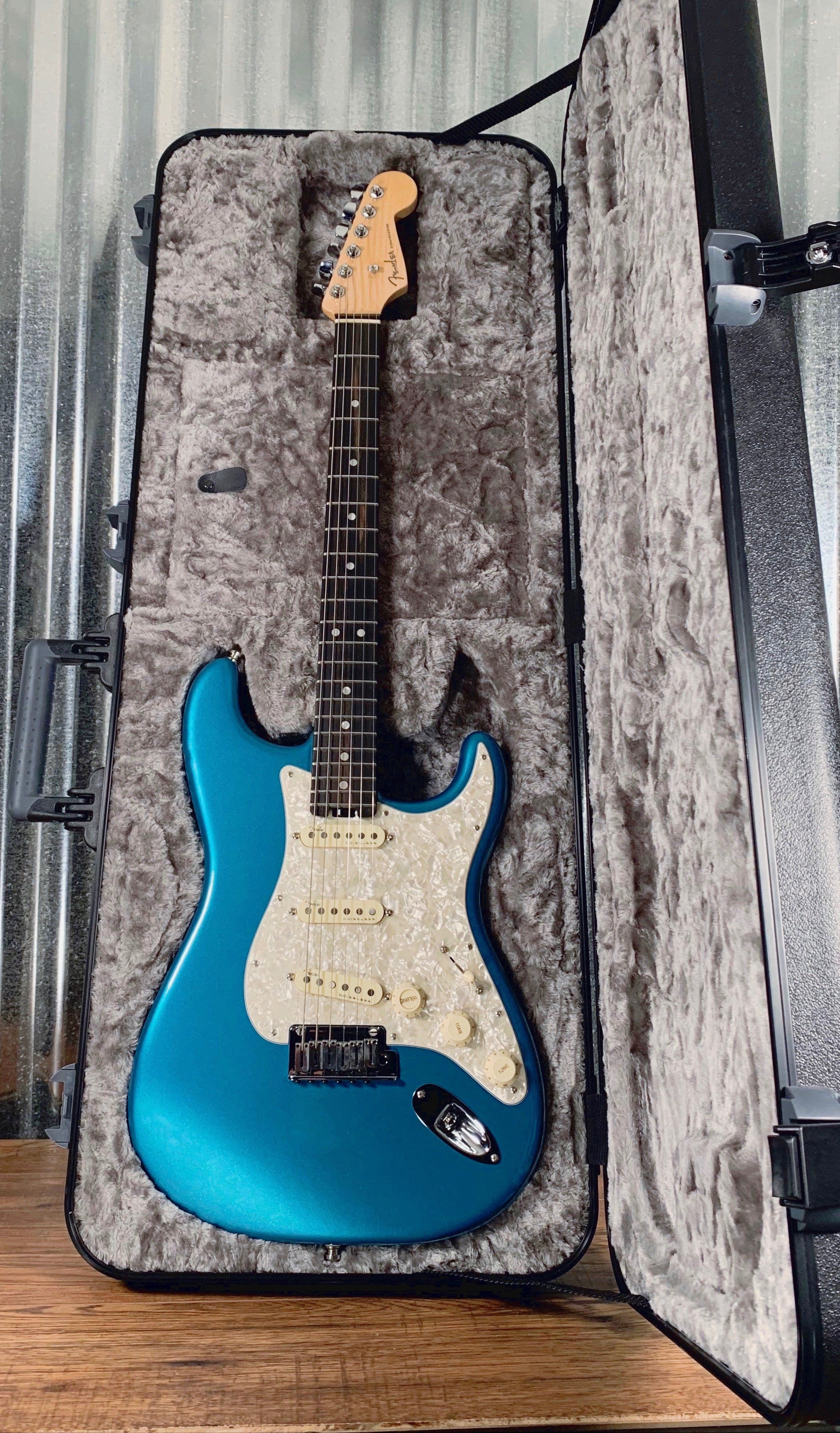 Fender American Elite USA Stratocaster Guitar Ice Blue Metallic & Case –  Specialty Traders