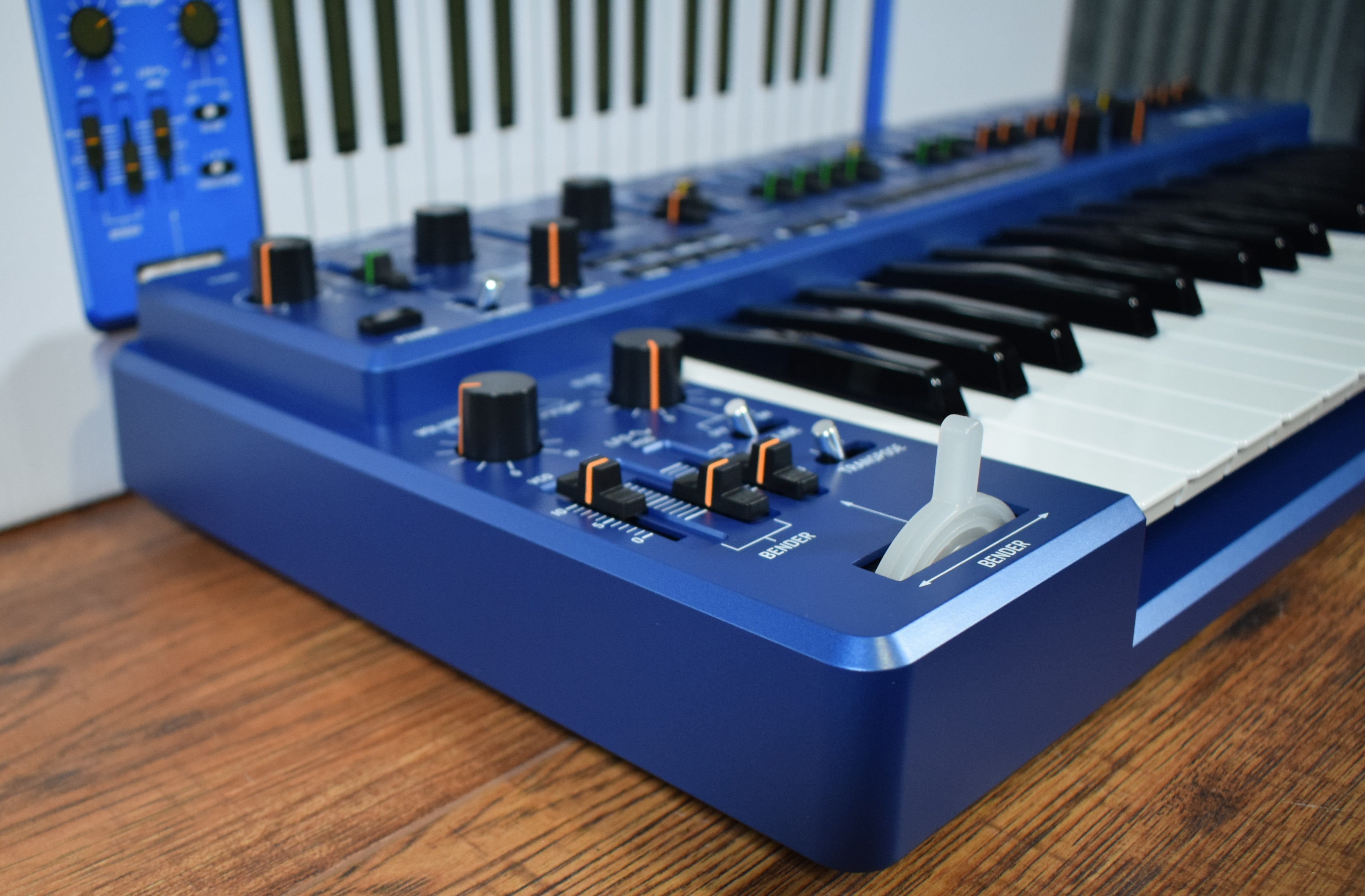 Behringer MS-1-BU 32 Key Analog Synthesizer Blue Demo